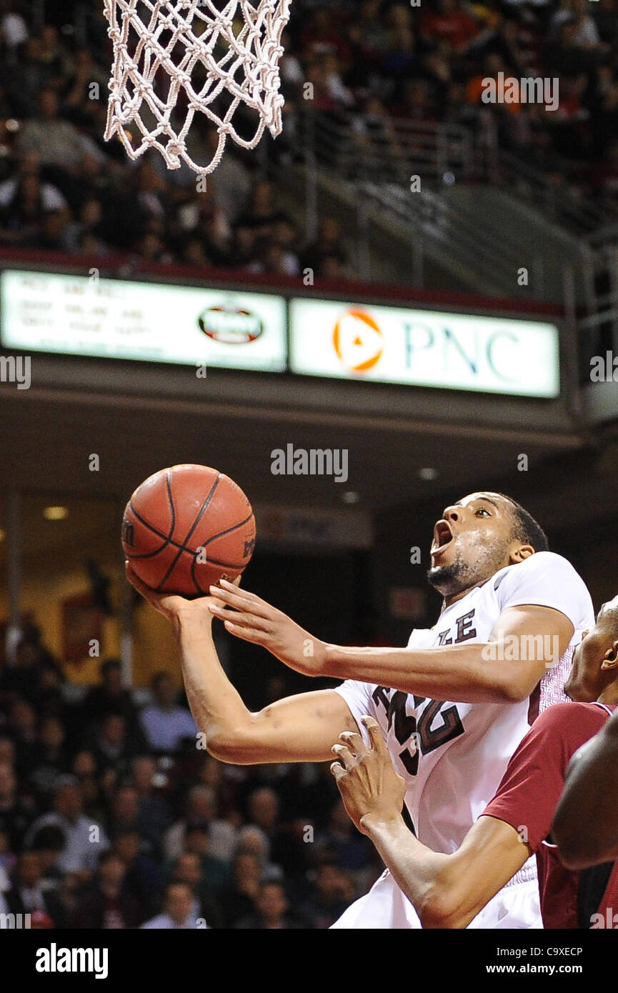 29. Februar 2012 - Philadelphia, Pennsylvania, US - Tempel Eulen nach vorne Rahlir Hollis-Jefferson (32) schießt den Ball. In einem Spiel im Liacouras Center in Philadelphia, Pennsylvania. Tempel besiegt Massachusetts mit einem Score von 90-88 in Überstunden. (Kredit-Bild: © Mike McAtee/Southcreek/ZU Stockfoto