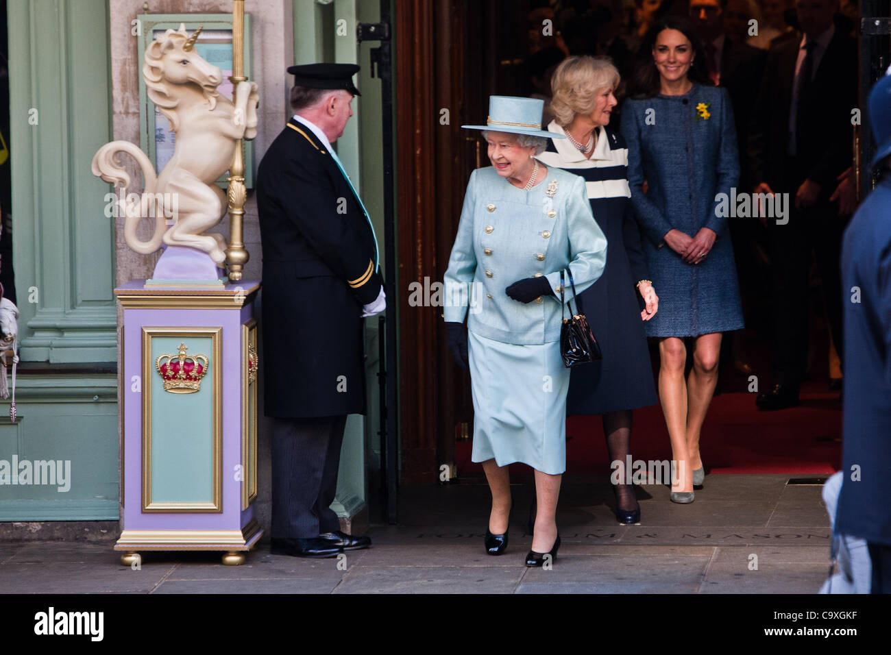 London, UK, 01, 03, 2012, The Queen, begleitet von Catherine, Herzogin von Cambridge und Camilla Duchess of Cornwall, besucht Fortnum & Mason, die Food Hall zu besuchen. Stockfoto