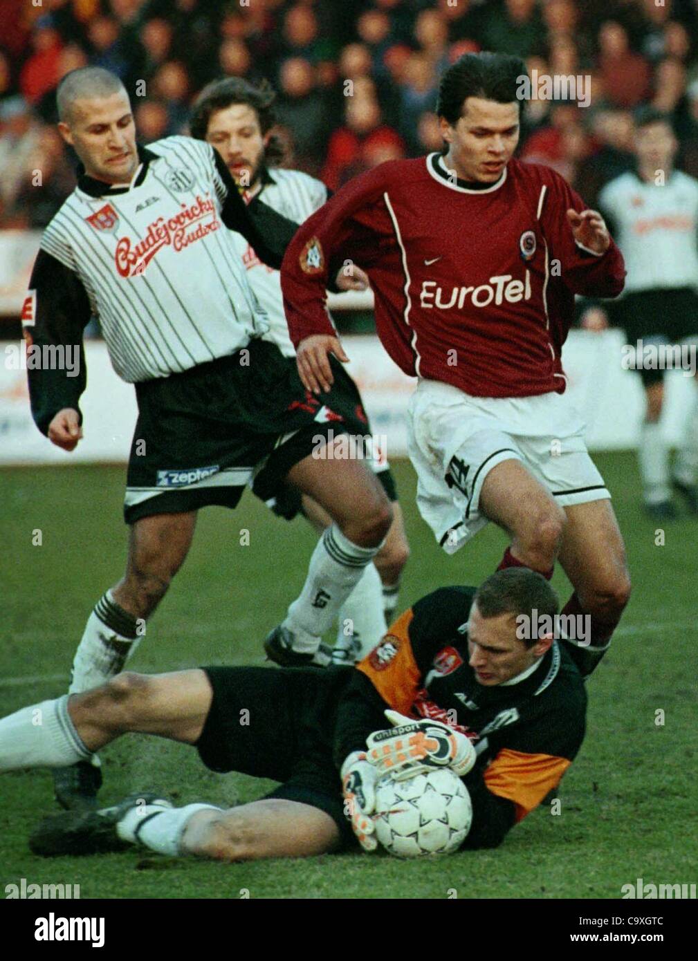 Datei Foto *** Jaroslav Drobny, tschechischer Fußball-Torwart und aktuelle Hamburger SV Spieler könnten im Sommer neue Durchsetzung des deutschen Bundesligisten FC Bayern München. Drobny als Spieler von Ceske Budejovice spart Kugel vor Libor Sionko (rechts) von Sparta beim Tschechischen Fußball-Liga-Match gegen Spa Stockfoto