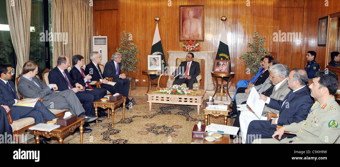 IPresident Asif Ali Zardari trifft, UK Staatssekretär für internationale Entwicklung, Andrew Mitchell Islamabad President Asif Ali Zardari treffen Stockfoto