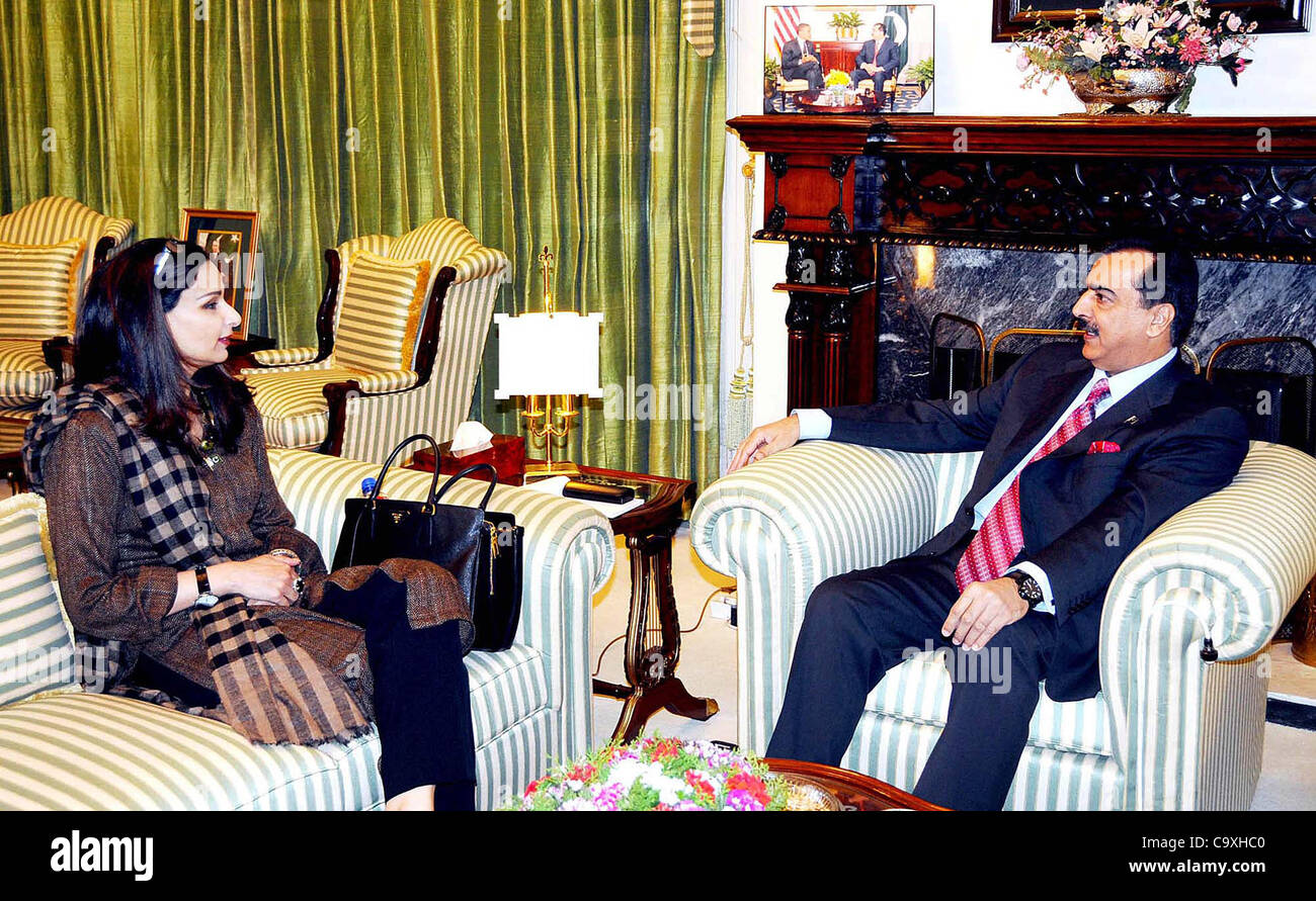 Herr Ministerpräsident, Syed Yousuf Raza Gilani spricht mit Sherry Rehman Botschafter in den USA, bei Treffen im PM House in Islamabad am Donnerstag, 1. März 2012. Stockfoto