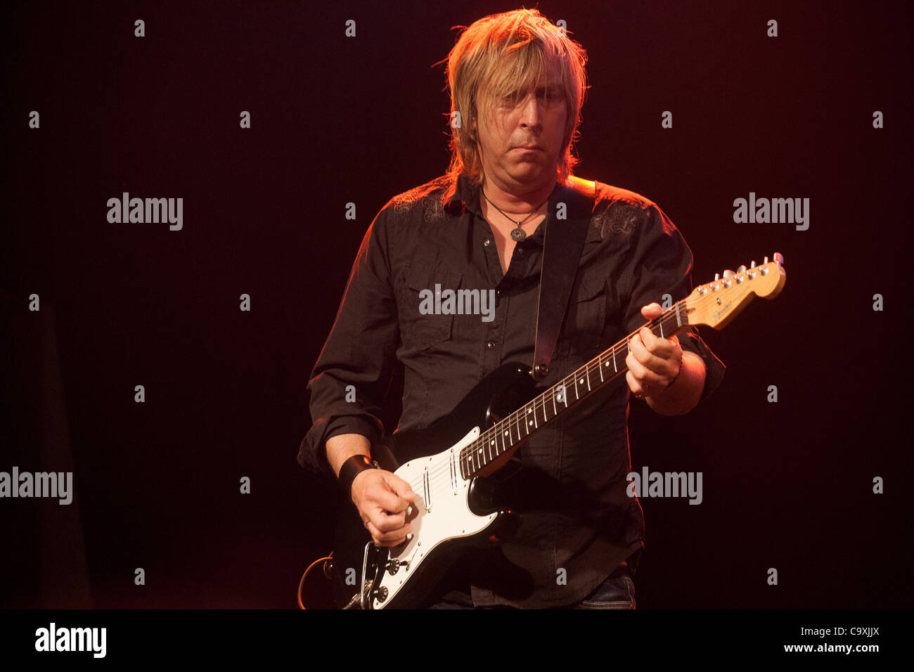 ZAGREB, KROATIEN 03.01.2012. Paul Nelson (Gitarre) der Johnny Winter Band erklingt in der Kulturfabrik in Zagreb, Kroatien. Stockfoto