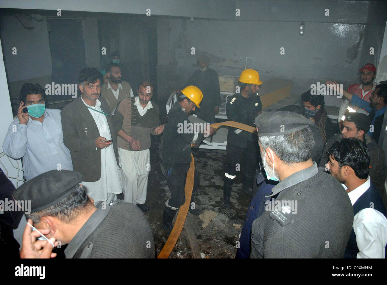 Menschen versammeln sich nach Gas-Zylinder-Explosion am Institut für Pathologie in Dame Reading Krankenhaus (LRH) in Peshawar auf Freitag, 2. März 2012. Mindestens drei Menschen wurden bei der Explosion verletzt. Stockfoto