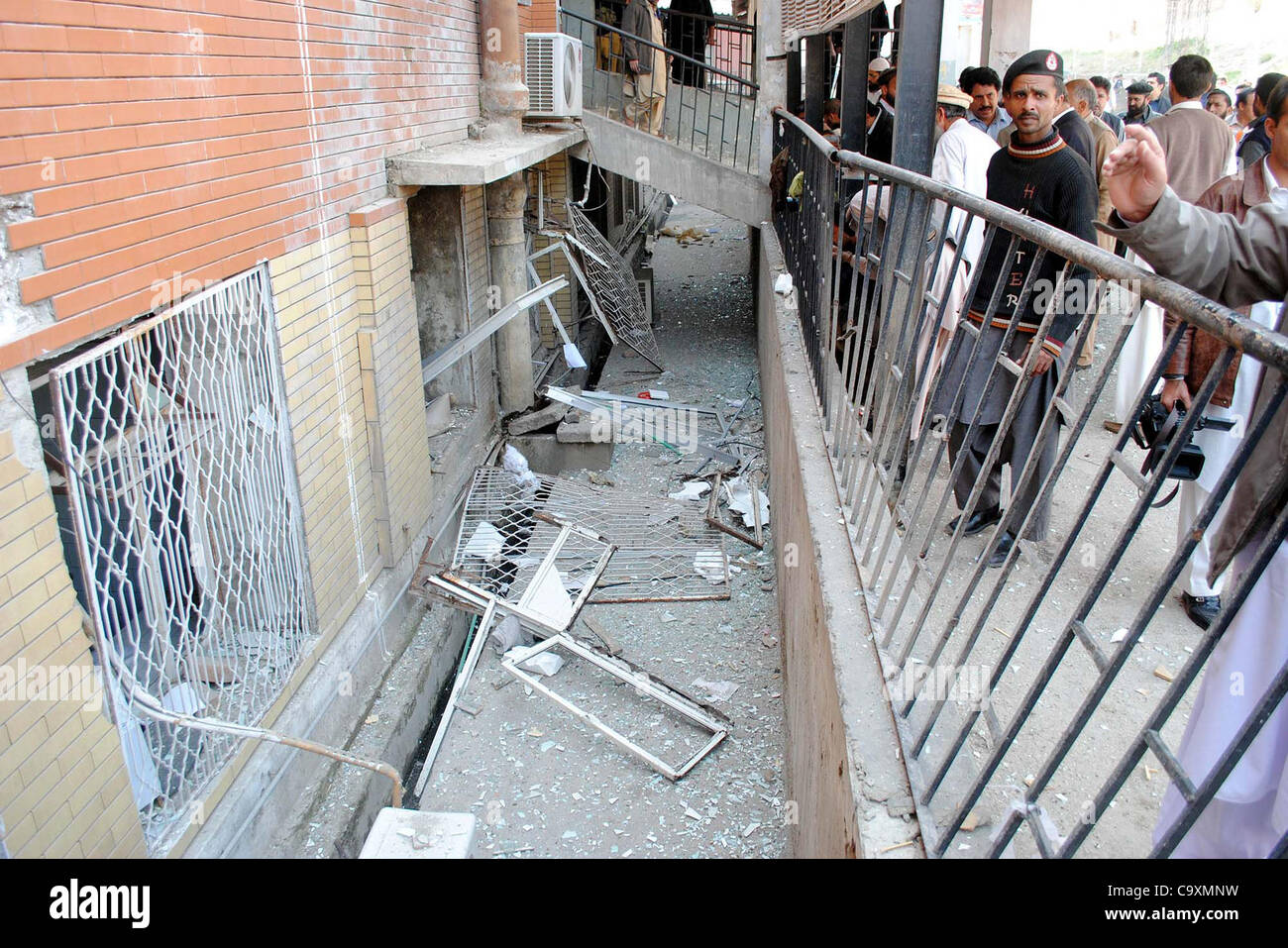 Menschen versammeln sich an einem beschädigten Abschnitt des Gebäudes nach Gas-Zylinder-Explosion am Institut für Pathologie in Dame Reading Krankenhaus (LRH) in Peshawar auf Freitag, 2. März 2012. Mindestens drei Menschen wurden bei der Explosion verletzt. Stockfoto