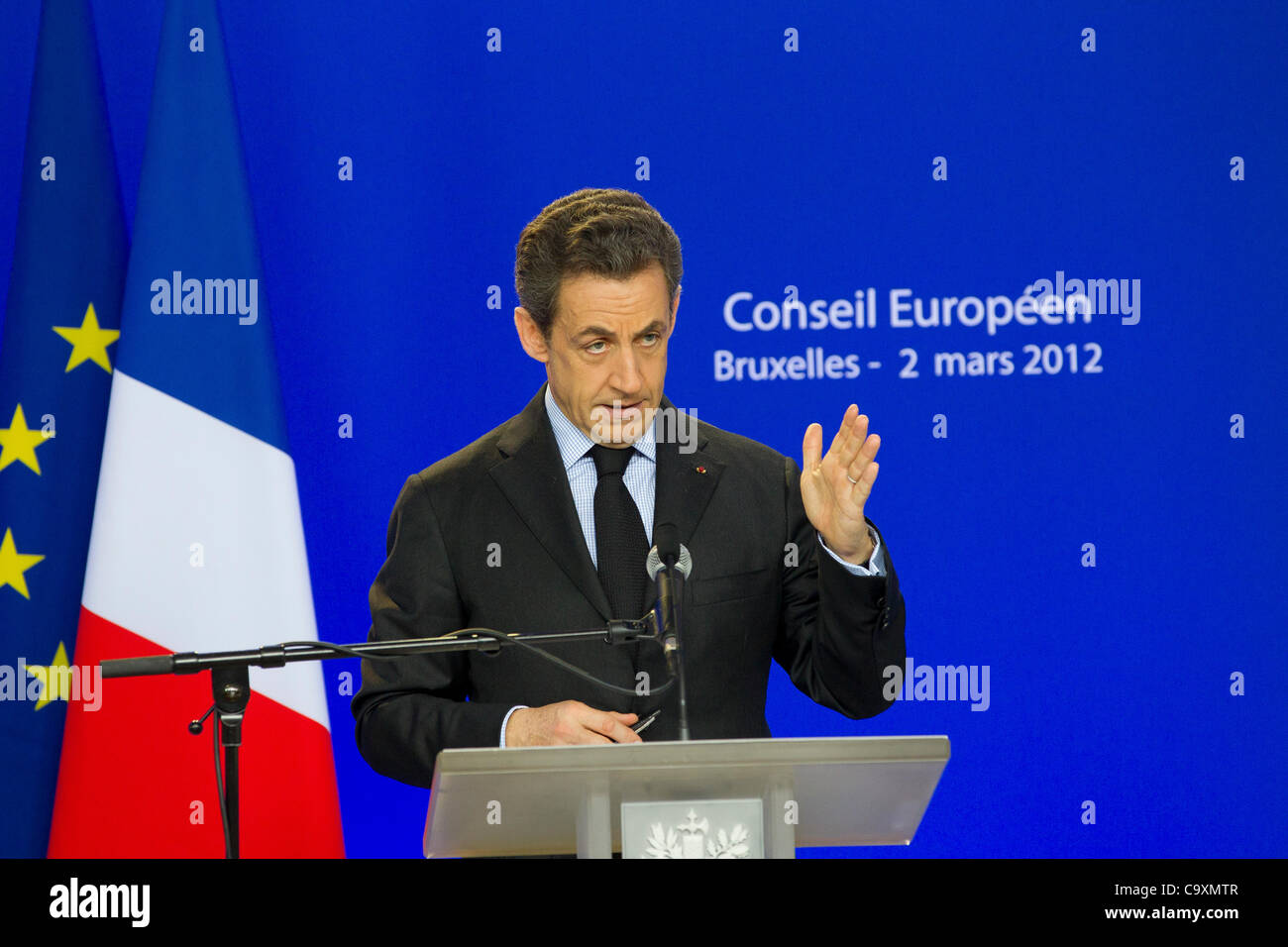 Nicolas Sarkozy im Gespräch nach der Tagung des Europäischen Rates Stockfoto