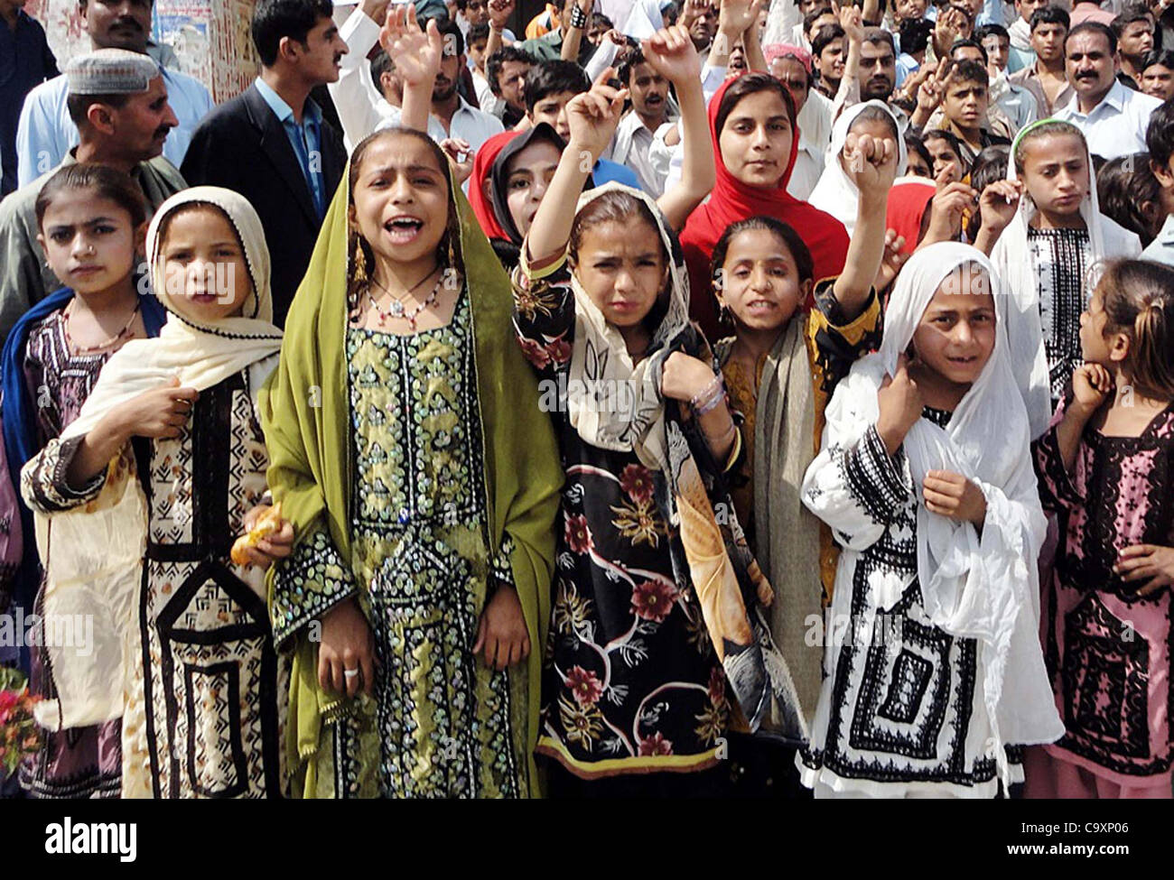 Kinder tragen traditionelle Kleider teilnehmen an Kundgebung anlässlich der Baloch Kulturtag in Larkana auf Freitag, 2. März 2012. Stockfoto