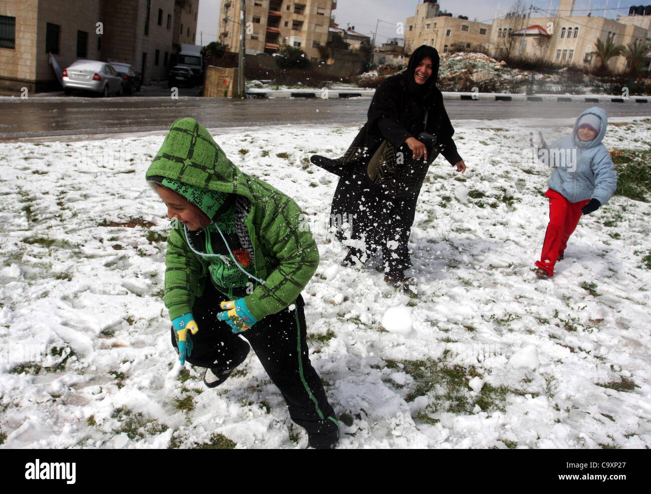 2. März 2012 - Ramallah, Westjordanland - Palästinenser werfen Schneebälle in der Westbank-Stadt Ramallah als fegte durch die Region Freitag Winterwetter. (Kredit-Bild: © Issam Rimawi/APA-Images/ZUMAPRESS.com) Stockfoto