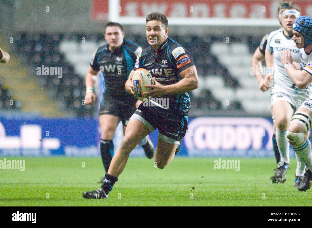 Fischadler V Glasgow Rabodirect PRO12 im Liberty Stadium in Swansea: Rhys Webb auf die Gebühr für die Fischadler. Stockfoto