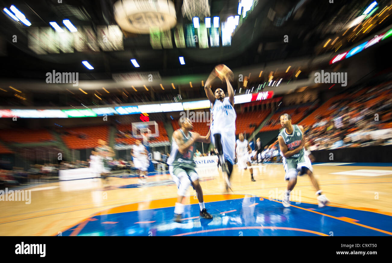 1. März 2012: HALIFAX, NS - Halifax Rainmen übernehmen die Moncton Wunder in National Basketball League of Canada Aktion. Stockfoto