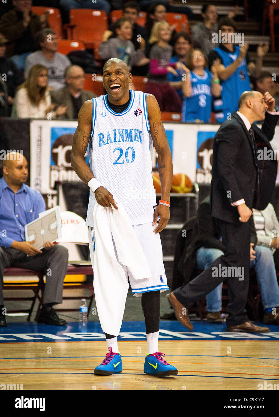 1. März 2012: HALIFAX, NS - Halifax Rainmen übernehmen die Moncton Wunder in National Basketball League of Canada Aktion. Stockfoto