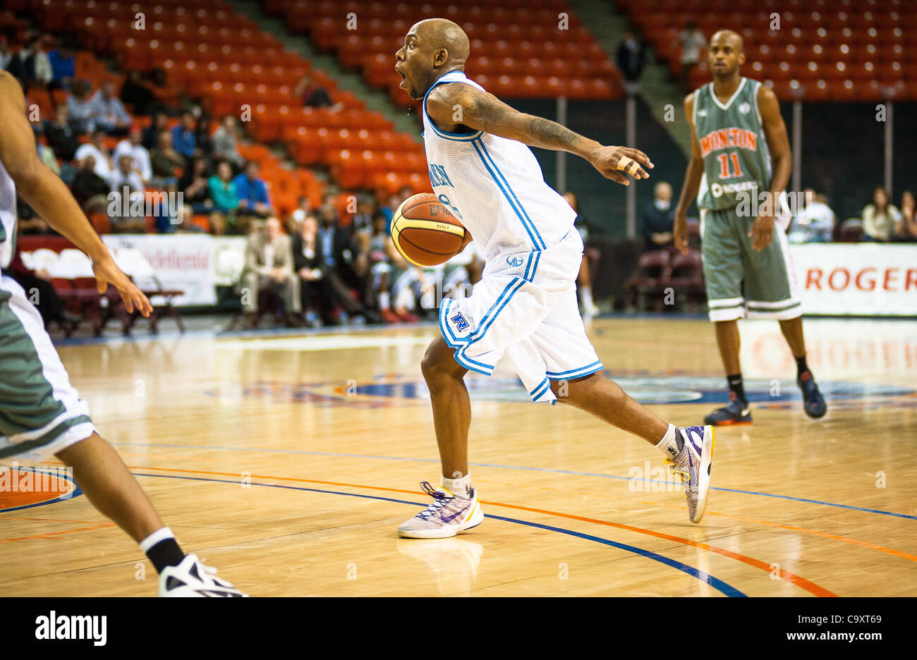 1. März 2012: HALIFAX, NS - Halifax Rainmen übernehmen die Moncton Wunder in National Basketball League of Canada Aktion. Stockfoto