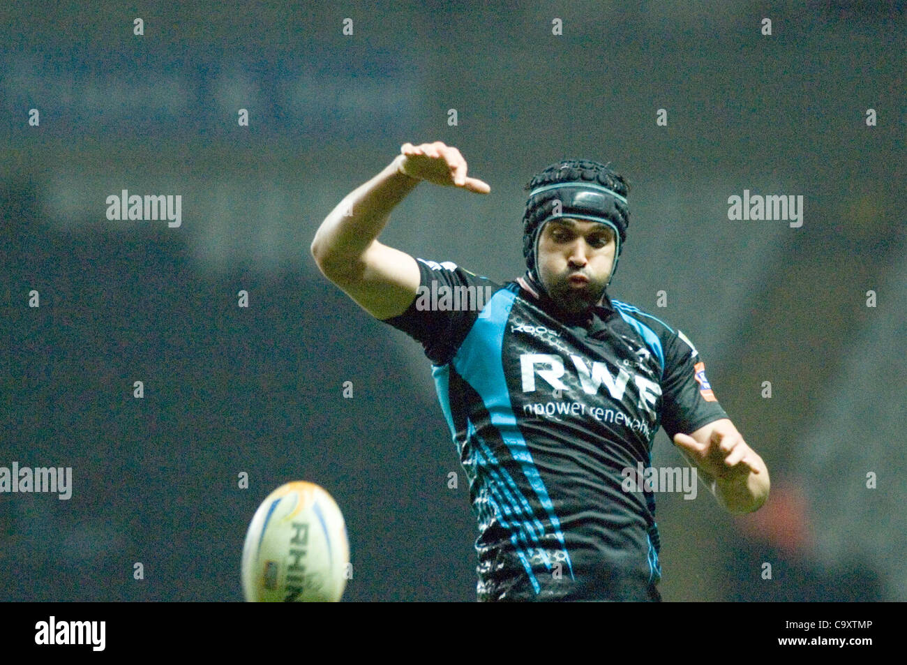 Fischadler V Glasgow Rabodirect PRO12 im Liberty Stadium in Swansea: Fischadler Jonathan Thomas nimmt den Lineout-Ball. Stockfoto