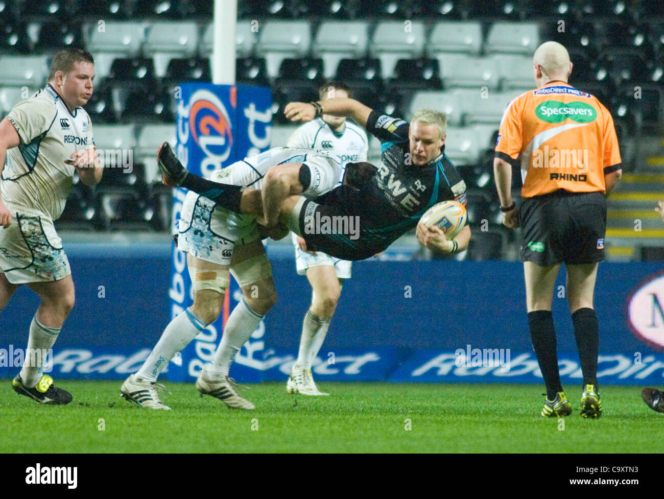 Fischadler V Glasgow Rabodirect PRO12 im Liberty Stadium in Swansea: Fischadler Hanno Dirksen ist in das Gerät hochkant. Stockfoto
