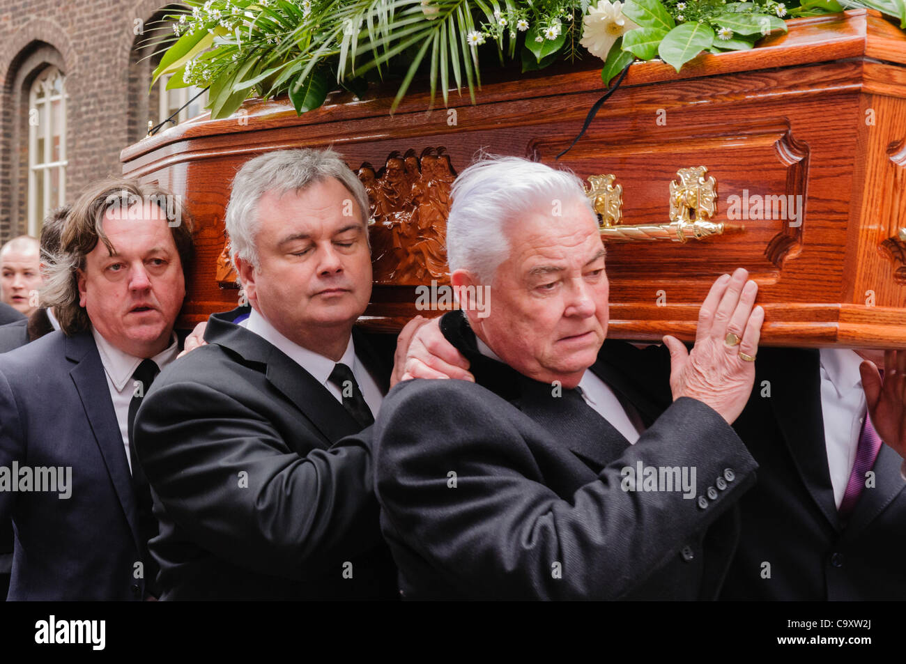 Eamonn Holmes schließt seine Augen in der Betrachtung, wie er den Sarg an der Beerdigung von Belfast Komiker Frank Carson trägt. BELFAST 03.03.2011 Stockfoto
