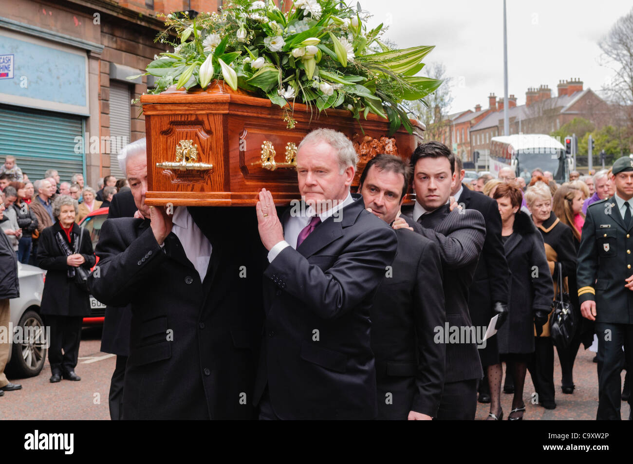 Martin McGuinness trägt der Sarg bei der Beerdigung von Belfast Comedian Frank Carson. BELFAST 03/03/2011 Stockfoto