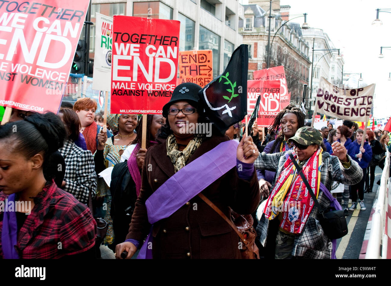 Millionen Frauen steigen, feministische Demonstration zum internationalen Frauentag, London, UK. 03.03.2012 Stockfoto