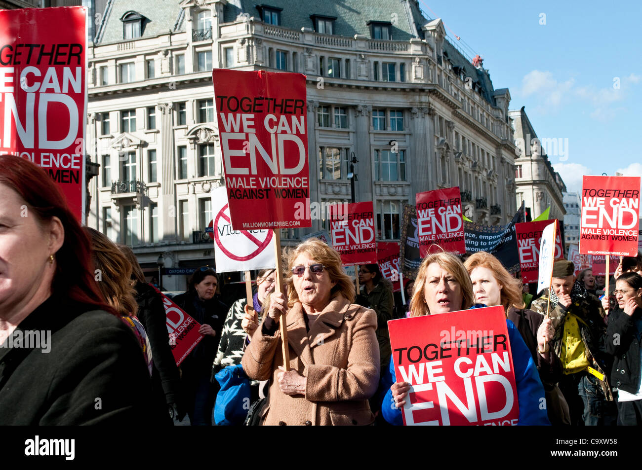 Millionen Frauen steigen, feministische Demonstration zum internationalen Frauentag, London, UK. 03.03.2012 Stockfoto