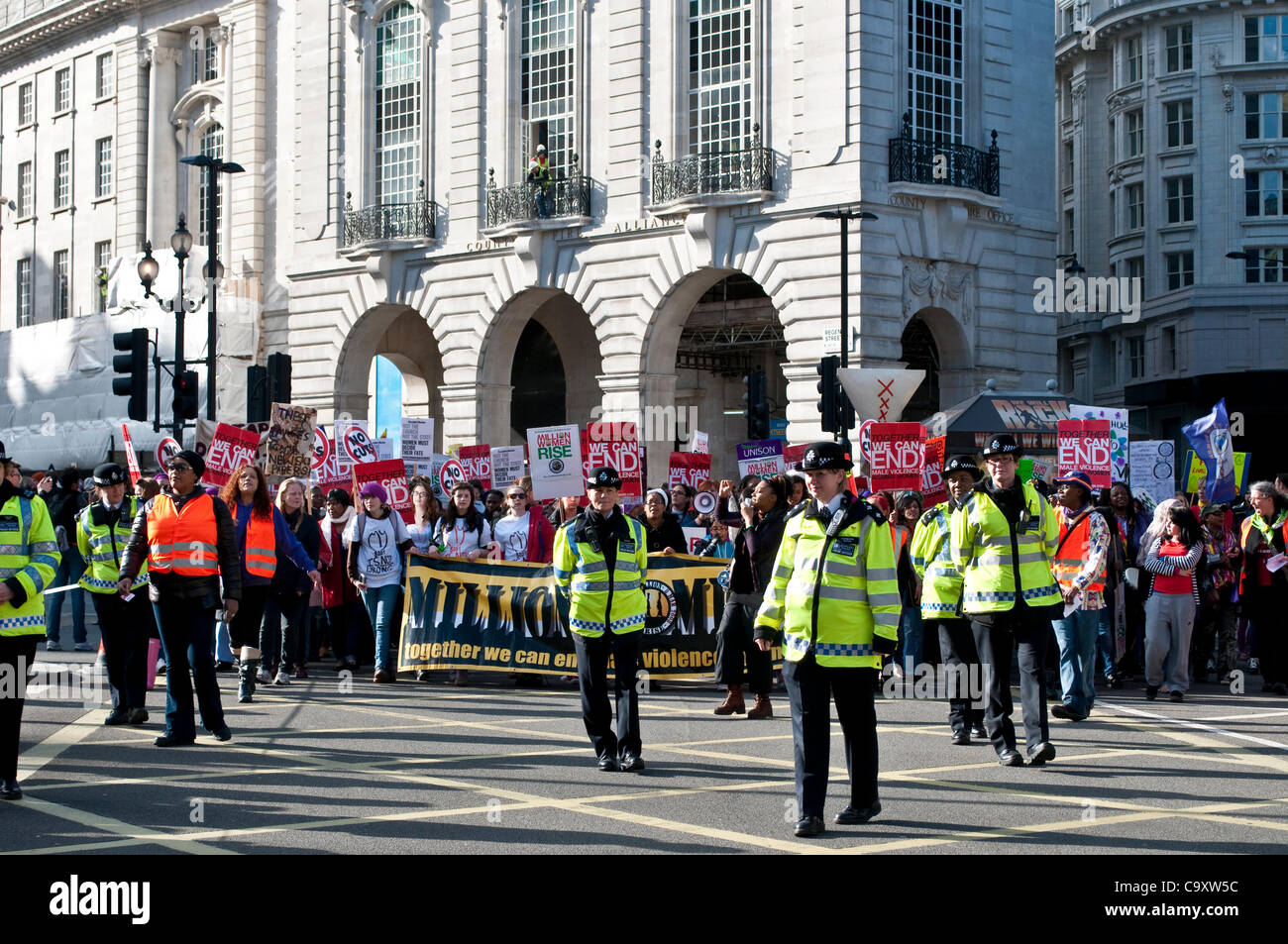 Millionen Frauen steigen, feministische Demonstration zum internationalen Frauentag, London, UK. 03.03.2012 Stockfoto