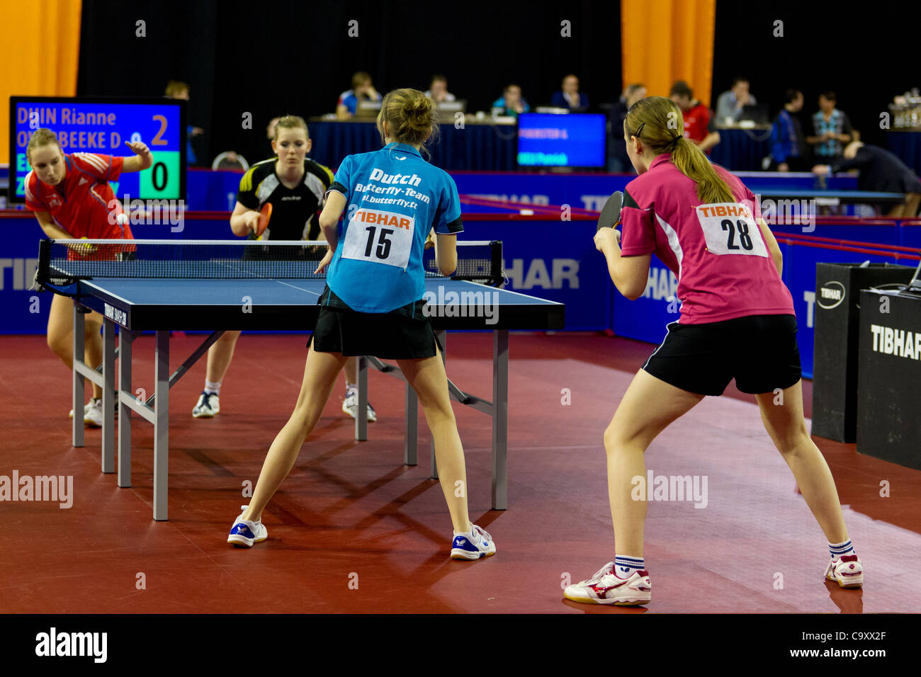 EINDHOVEN, NIEDERLANDE, 03.03.2012. Überblick über ein Damen-Doppel match bei der niederländischen Tischtennis-Meisterschaften 2012 in Eindhoven. Stockfoto
