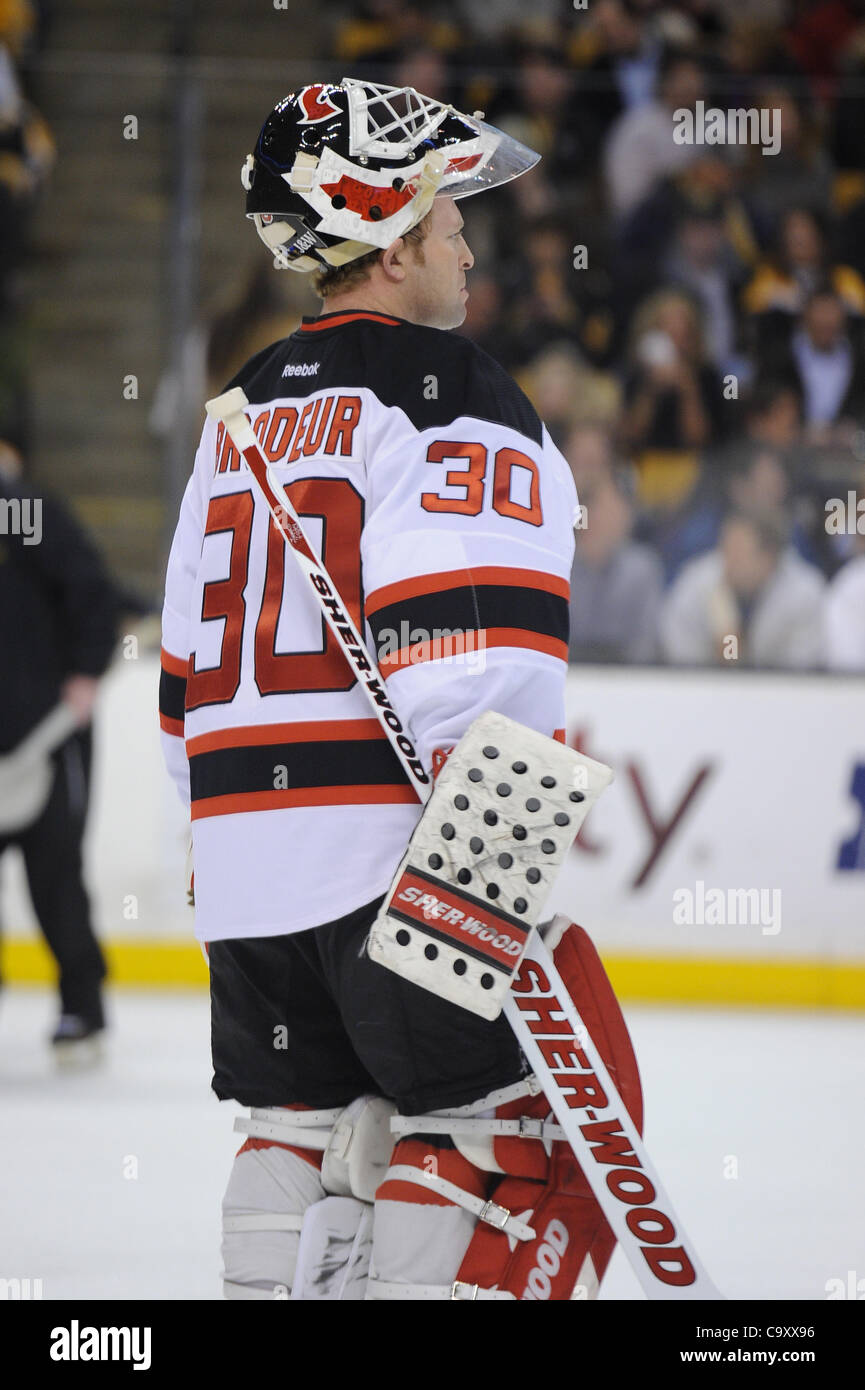 1. März 2012 - spielen Boston, Massachusetts, USA - New Jersey Devils Goalie Martin Brodeur (30) für wartet, um bei einem Timeout wieder aufzunehmen. Die Boston Bruins besiegen die New Jersey Devils in der Overtime 4-3 im TD Garden. (Bild Kredit: Geoff Bolte/Southcreek/ZUMAPRESS.com ©) Stockfoto