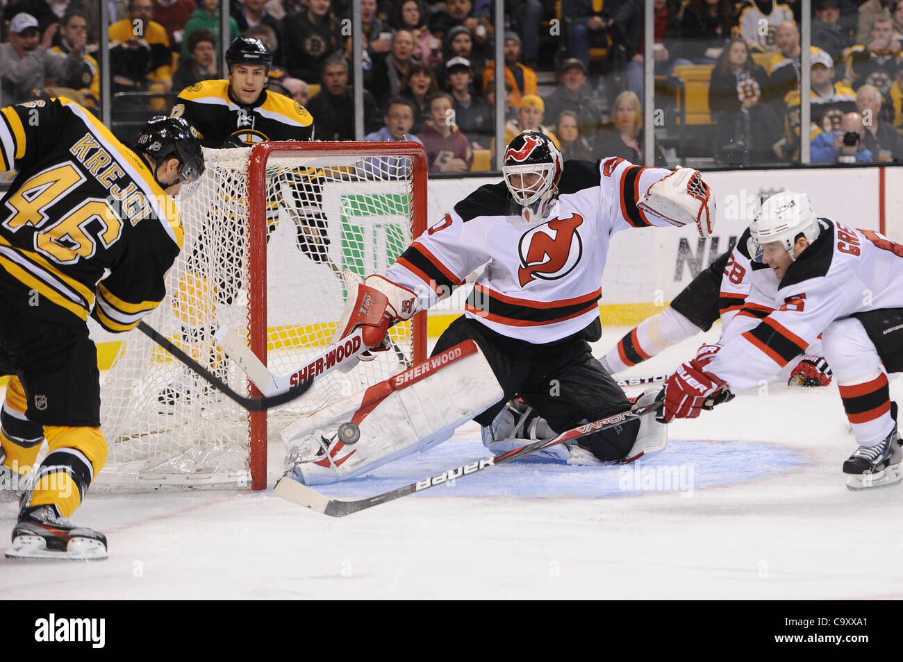 1. März 2012 - Boston, Zentrum Massachusetts, USA - New Jersey Devils Torwart sieht Martin Brodeur (30) um ein speichern auf Boston Bruins David Krejci (46) erschossen. Krejci würde am Ende auf den Schuss erzielte. Die Boston Bruins besiegen die New Jersey Devils in der Overtime 4-3 im TD Garden. (Kredit-Bild: © G Stockfoto