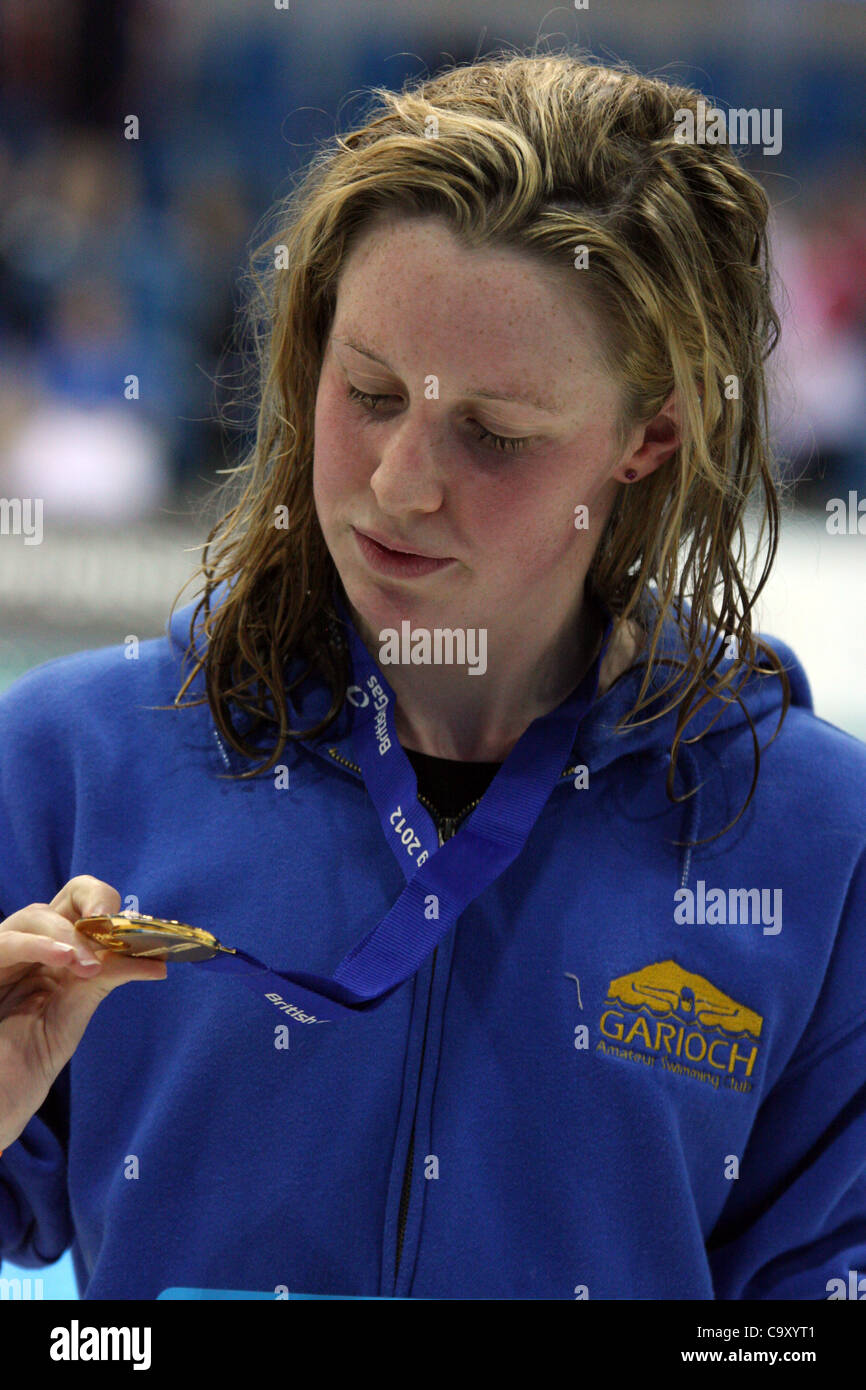 Miley Hannah (GB) mit ihrer Goldmedaille nach dem Gewinn der Frauen öffnen 400m Lagen bei den 2012 British Gas Swimming Championships (Selection Trials für die Olympischen Spiele) Stockfoto