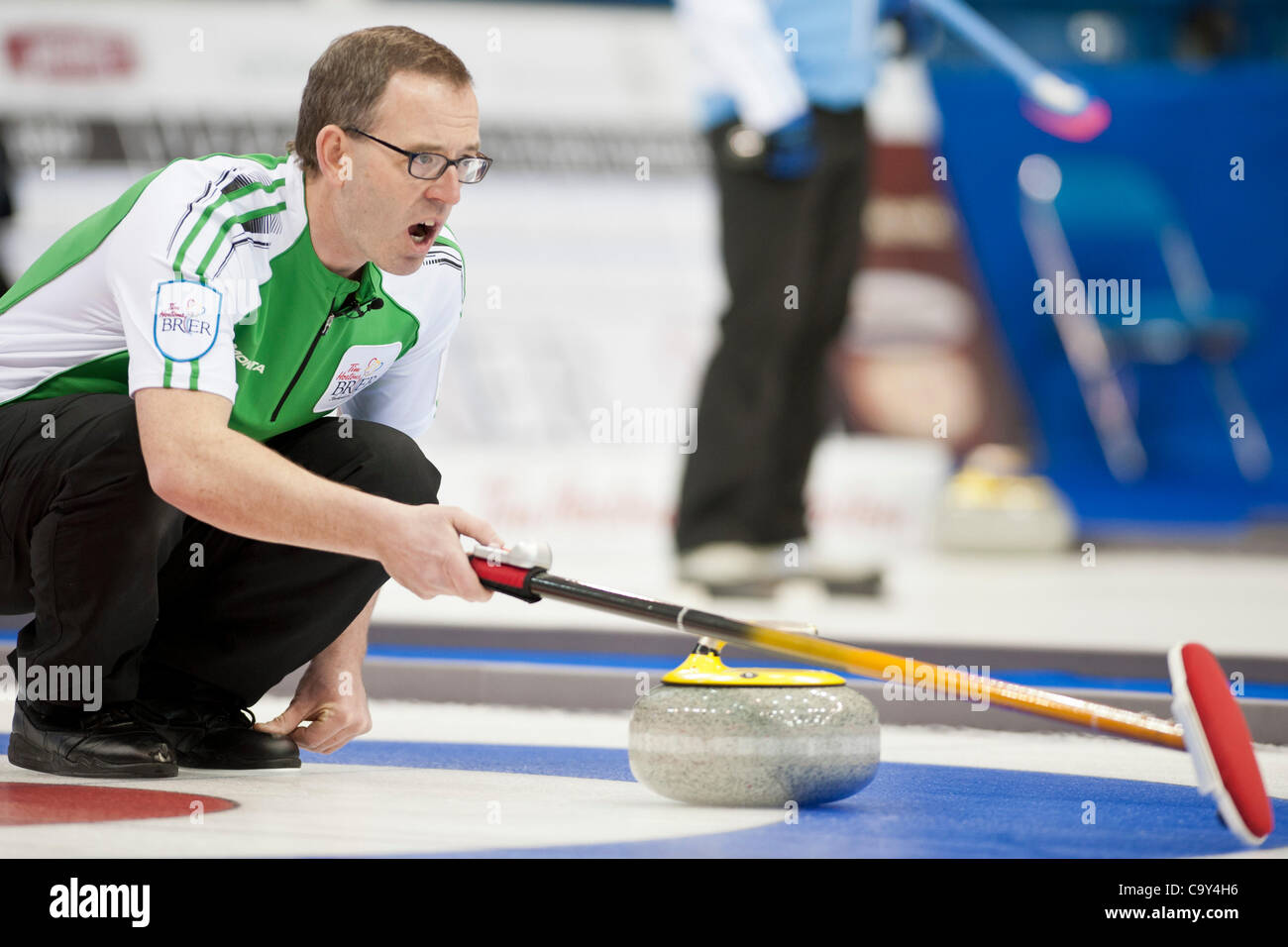 5. März 2012 - Saskatoon, Saskatchewan, Canada - Saskatchewan überspringen Scott Manieren Anrufe für einige kehren während der 2012 Tim Hortons Brier im Credit Union Centre in Saskatoon, Saskatchewan. (Kredit-Bild: © Derek Mortensen/Southcreek/ZUMAPRESS.com) Stockfoto