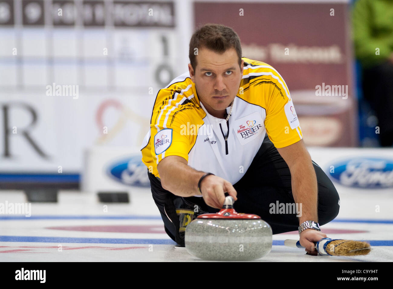 6. März 2012 - Saskatoon, Saskatchewan, Canada - Manitoba Derek Samagalski während der 2012 Tim Hortons Brier im Credit Union Centre in Saskatoon Saskatchewan führen. (Kredit-Bild: © Derek Mortensen/Southcreek/ZUMAPRESS.com) Stockfoto