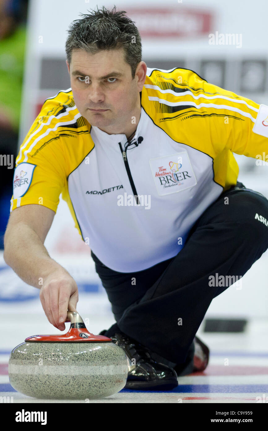 6. März 2012 - Saskatoon, Saskatchewan, Canada - Manitoba dritten Allan Lyburn liefert ein Stein während der 2012 Tim Hortons Brier im Credit Union Centre in Saskatoon, Saskatchewan. (Kredit-Bild: © Derek Mortensen/Southcreek/ZUMAPRESS.com) Stockfoto