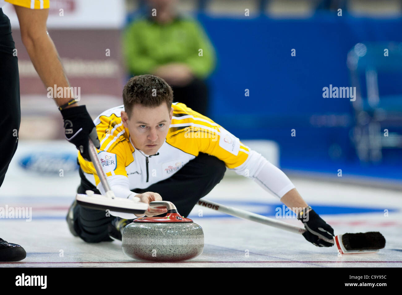 6. März 2012 - Saskatoon, Saskatchewan, Canada - Manitoba überspringen Rob Fowler liefert ein Stein während der 2012 Tim Hortons Brier im Credit Union Centre in Saskatoon, Saskatchewan. (Kredit-Bild: © Derek Mortensen/Southcreek/ZUMAPRESS.com) Stockfoto