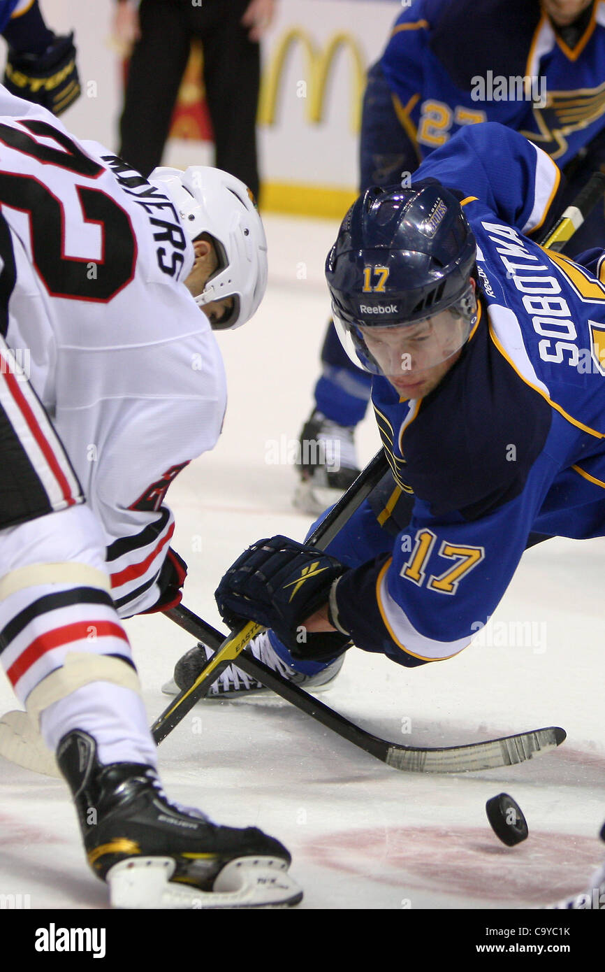 6. März 2012 - Saint Louis, Missouri, USA - St. Louis Blues-center Vladimir Sobotka (17) und Chicago Blackhawks rechten Flügel Jamal Mayers (22)-Kampf um den Puck während eines NHL-Spiels zwischen den Chicago Blackhawks und den St. Louis Blues im Scottrade Center in Saint Louis, Missouri.The Blues-Niederlage Stockfoto