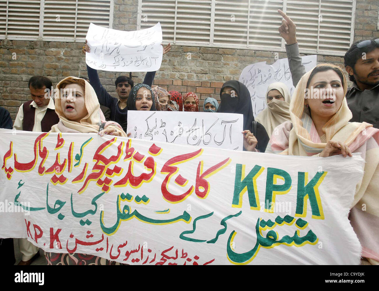 Mitglieder des College Fund Dozenten Association chant Slogans für reguläre Arbeitsplätze bei Protestkundgebung im CM-Haus in Peshawar auf Mittwoch, 7. März 2012. Stockfoto