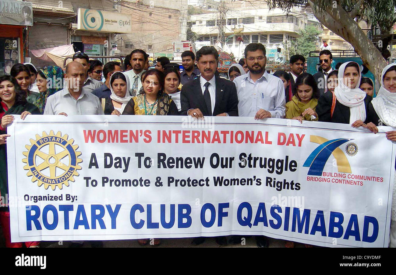 Unterstützer des Rotary Club teilnehmen an einer Rallye auf Eve des International Women Day in Hyderabad Presseclub auf Mittwoch, 7. März 2012. Stockfoto