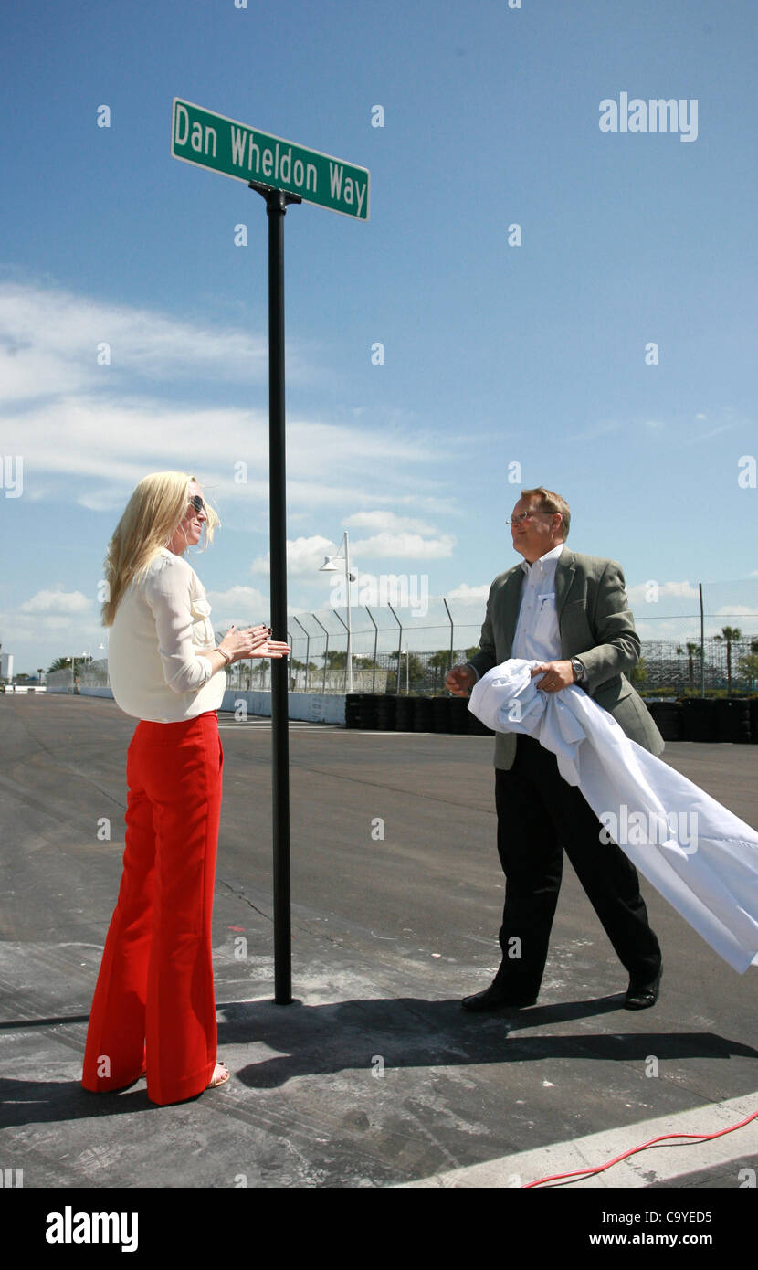 7. März 2012 - St. Petersburg, FL, USA - JAMES BORCHUCK |   Times.SP 351184 BORC wheldon (07.03.12) (St. Petersburg, FL) Susie Wheldon, links, und Bürgermeister Bill Foster, rechts, enthüllen Dan Wheldon Weg in Kurve #10 auf dem Weg der Honda Grand Prix von St. Petersburg Mittwochnachmittag.          [JAMES Stockfoto