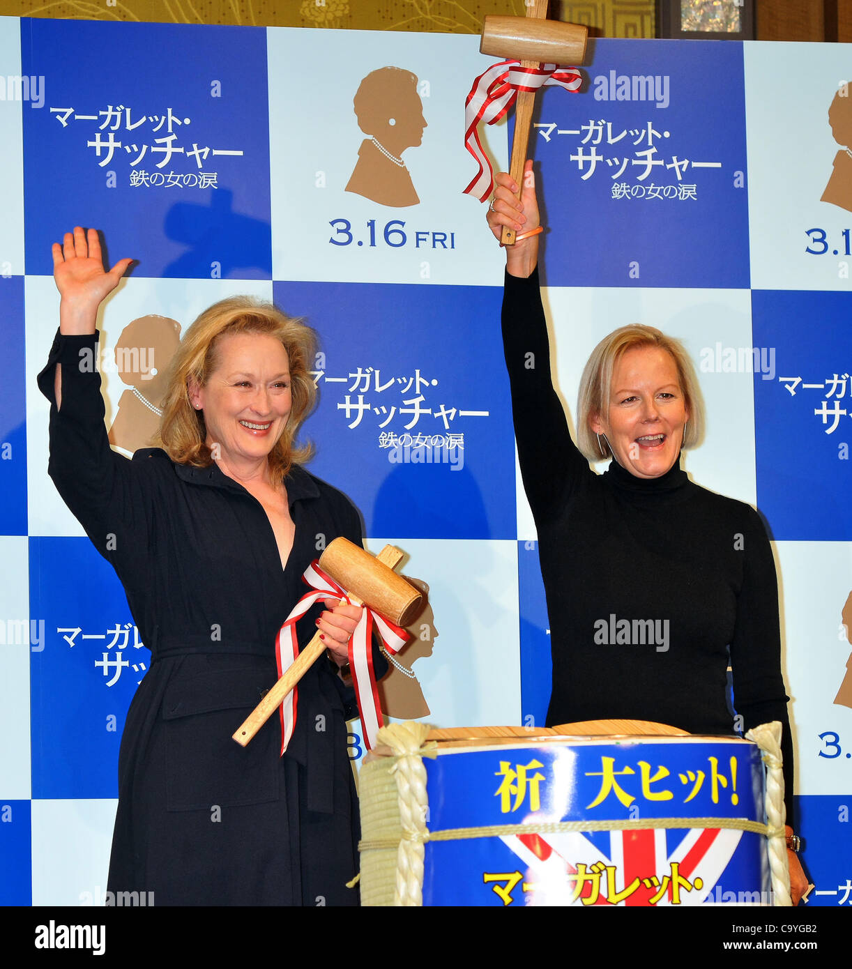 Meryl Streep und Phyllida Lloyd, 7. März 2012: Tokio, Japan: Schauspielerin Meryl Streep(L) und Regisseurin Phyllida Lloyd eine Pressekonferenz für den Film "The Iron Lady" in Tokio, Japan, am 7. März 2012 teilnehmen. Stockfoto