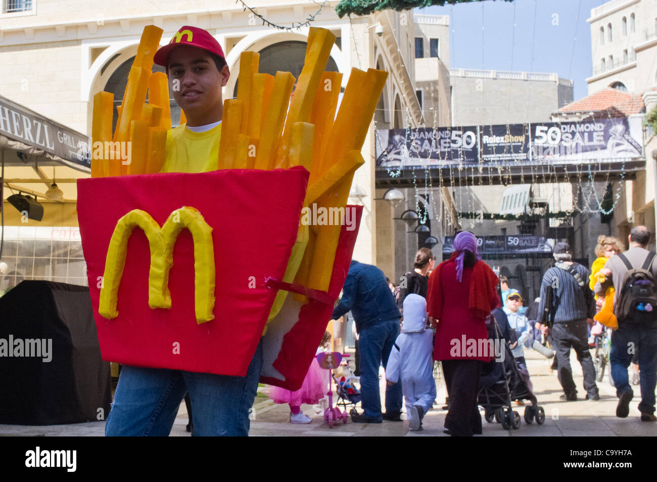Ein kleiner Junge trägt ein McDonalds Pommes frites Kostüm an Purim  gefeiert als ein Urlaub, glücklich, Karneval-wie zum Gedenken an die  Ereignisse in das Buch Esther beschrieben. Jerusalem, Israel. 8. März 2012