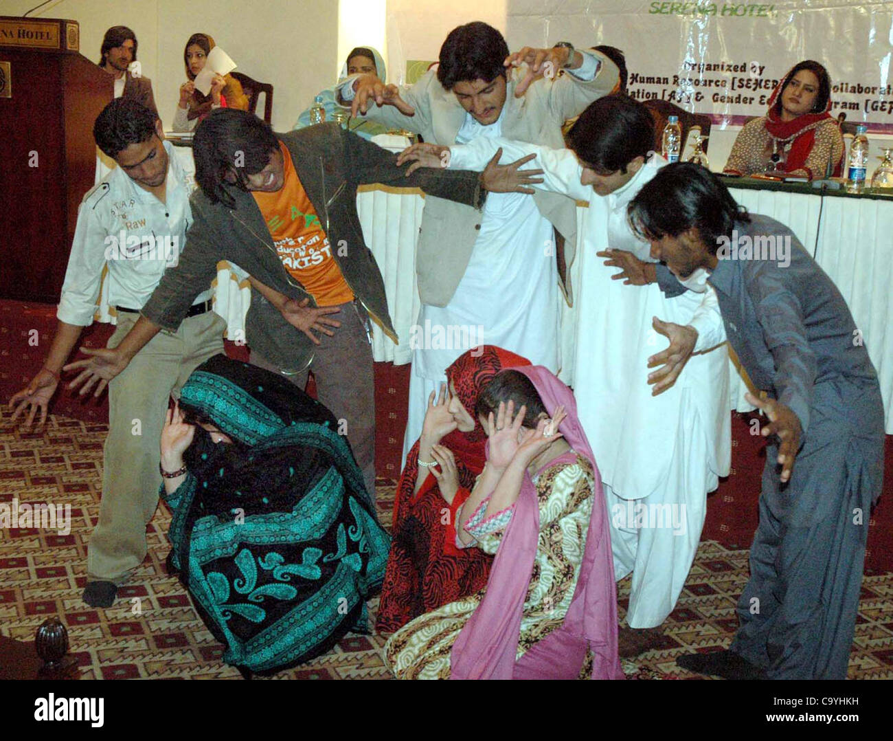 Schüler anwesend Tableau auf der Bühne beim Seminar anlässlich des International Womens Day organisiert von SEHER (NGO) statt in einem Hotel in Quetta auf Donnerstag, 8. März 2012. Stockfoto