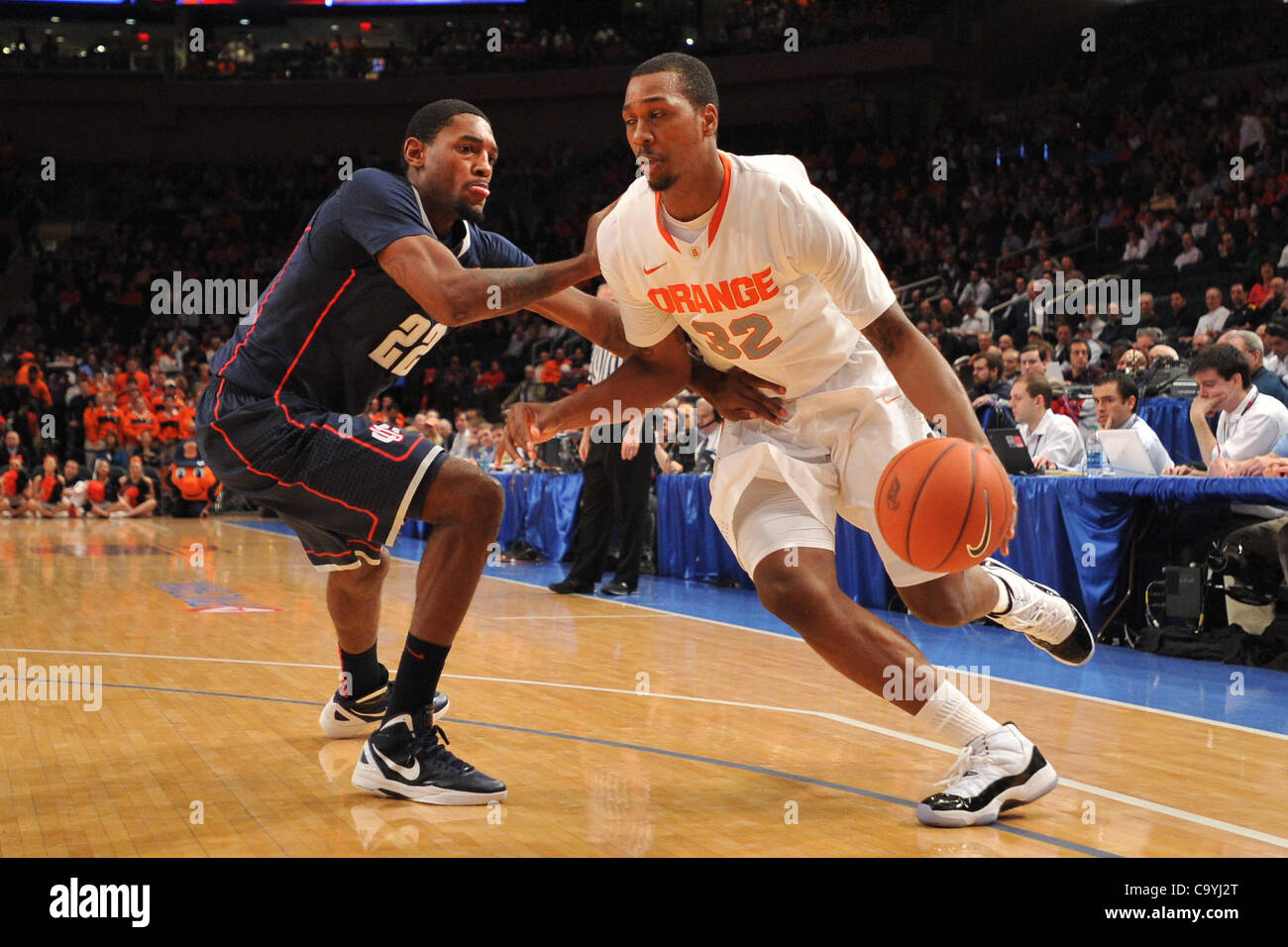 8. März 2012 - führt New York, New York, US - Universität von Connecticut Huskies vorwärts Roscoe Smith (22) und Syrakus Kris Joseph (32) im Big East 2012 Meisterschaft Basketball dritten Runde Aktion im Madison Square Garden in New York New York Syrakus nach vorne UConn 27 zu 24 am Ende der ersten Stockfoto