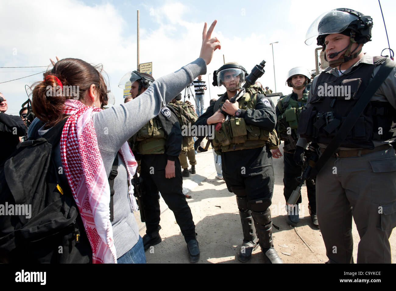 KALANDIA, besetzten palästinensischen Gebieten - März 8: A palästinensische Frau israelische Soldaten am Checkpoint Kalandia während der konfrontiert Proteste gegen die Besetzung Palästinas am internationalen Frauentag Tag 2012. Stockfoto