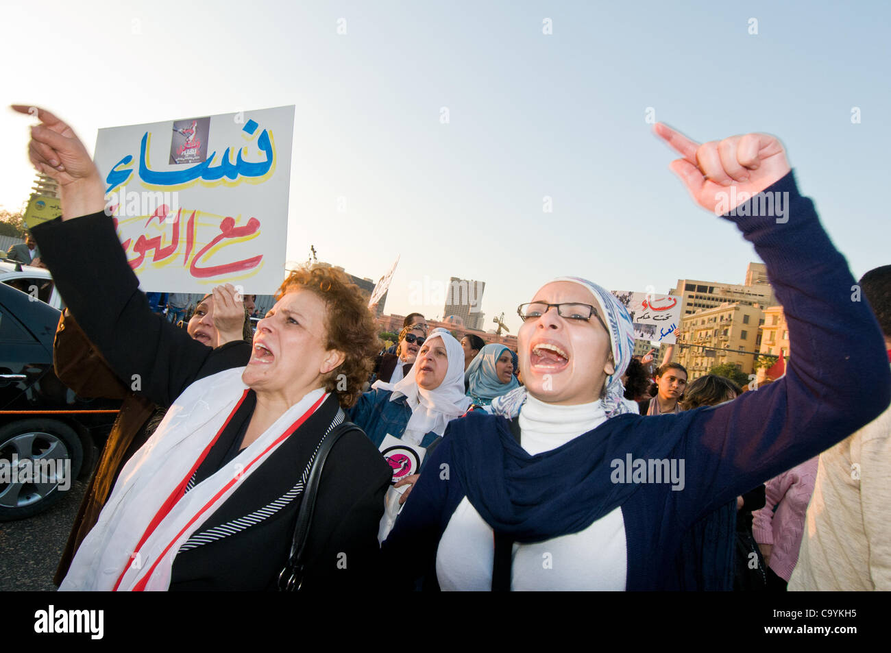 Ägyptische Frauen März auf den Internationalen Tag der Frau, dem Parlament fordern eine größere Darstellung in der Regierung und dem Ende der Militärregierung - Match 8 Th, 2012, Kairo Ägypten Tahrir-platz Stockfoto