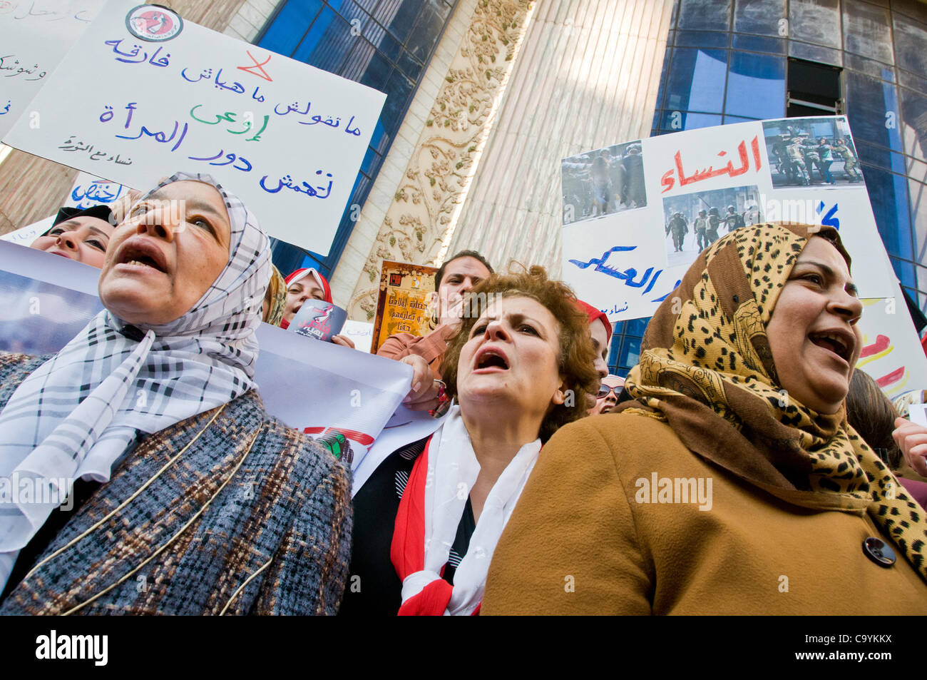 Ägyptische Frauen marschieren am Frauentag zum Parlament fordern eine größere Darstellung in Regierung und das Ende der militärischen Herrschaft-März 8th, 2012, Kairo Ägypten Stockfoto