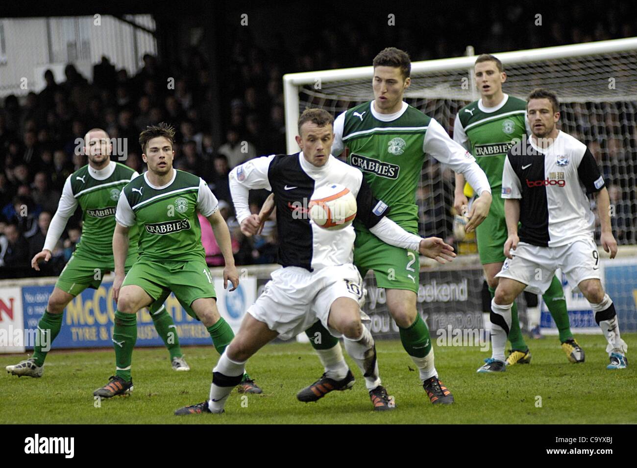 Ayr, UK. 03.10.12 William Hill Scottish Cup Viertelfinale.  Ayr United V Hibernian (Hibs) Mark Roberts von Ayr United (Nr. 10 Shorts) ist komplett umgeben von Hibs Spieler, als er versucht, den Ball zu schützen. Stockfoto