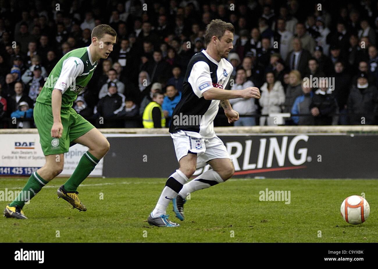Ayr, UK. 03.10.12 William Hill Scottish Cup Viertelfinale. Ayr United V Hibernian (Hibs) Keigan Parker (schwarz/weiß oben) von Ayr United Rennen, den Ball während des Spiels gegen die Hibs. Stockfoto
