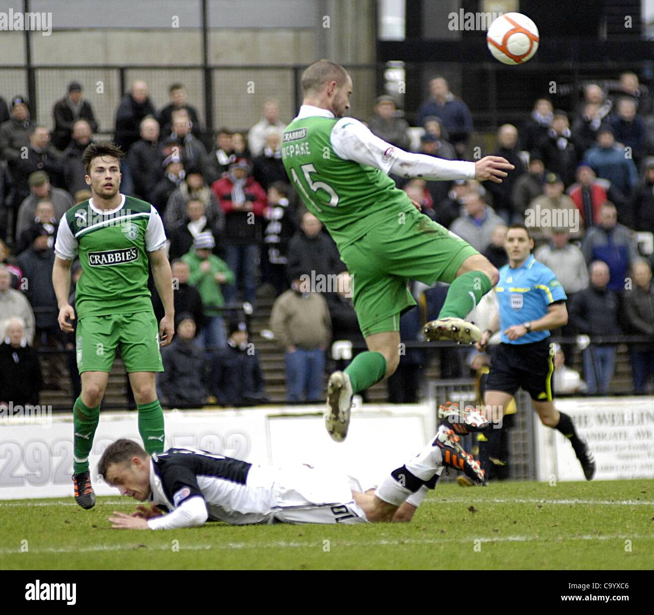 Ayr, UK. 03.10.12 William Hill Scottish Cup Viertelfinale.  Ayr United V Hibernian (Hibs) James McPake der Hibs (Nr. 15) Köpfe den Ball zu klären wie Mark Roberts Ayr links auf dem Boden liegend. Stockfoto