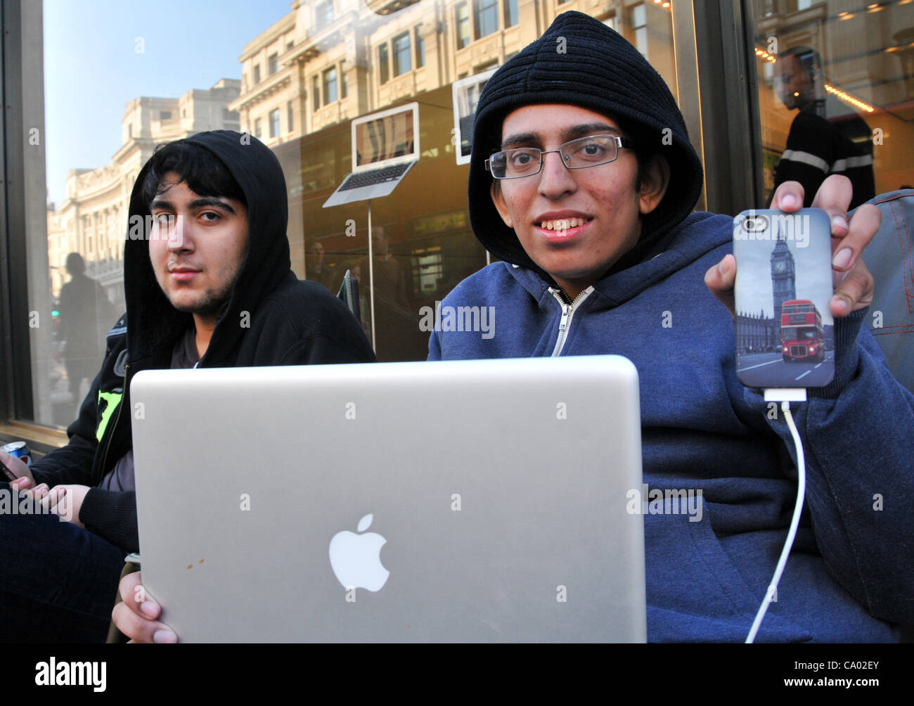 Regent Street in London 03.11.12. Die Warteschlange für iPad 3 beginnt fast eine Woche vor seiner Markteinführung außerhalb der Apple-Store in der Regent Street. Dirk ist der erste in der Warteschlange [rechts] und sein Freund Ali [Links]. Stockfoto