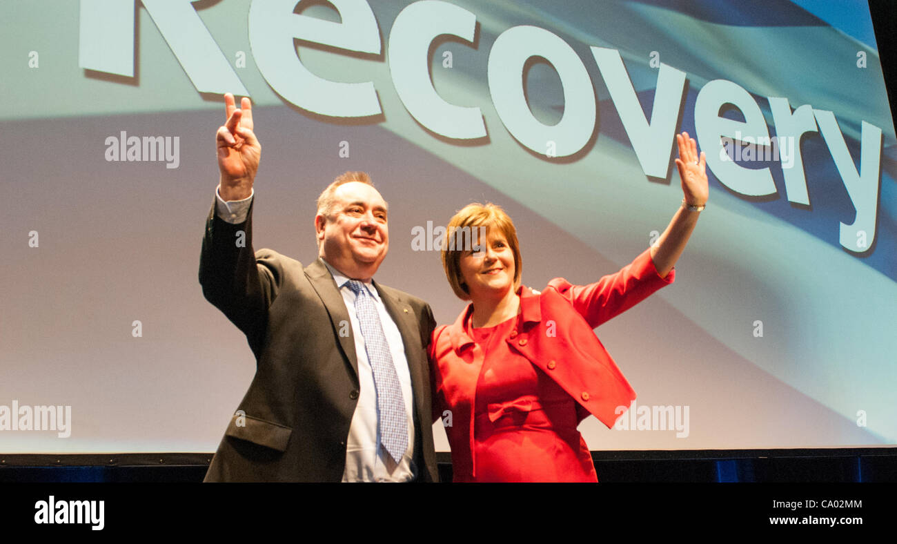 Alex Salmond und Nicola Sturgeon erobere die Bühne nach dem stellvertretenden Regierungschefs schließen Adresse auf der SNP Spring Conference an der SSEC in Glasgow. Bild: Wullie Marr / Alamy Stockfoto