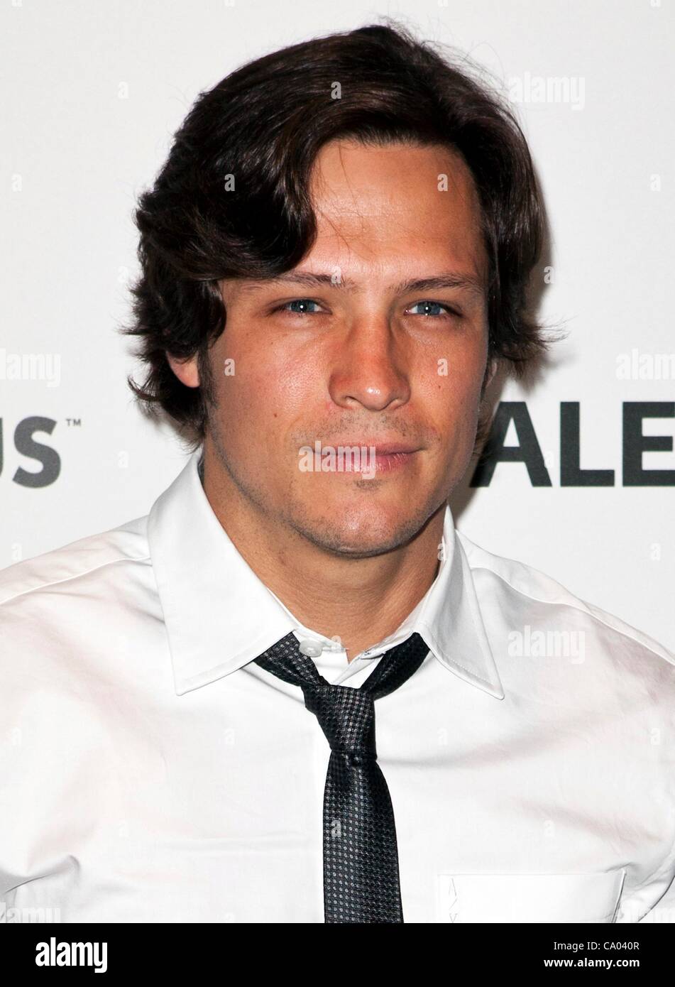 Nick Wechsler im Ankunftsbereich für Rache an PaleyFest 2012, Saban Theater, Los Angeles, CA 11. März 2012. Foto von: Emiley Schweich/Everett Collection Stockfoto