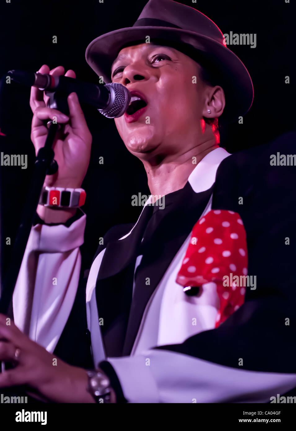 Glasgow, Vereinigtes Königreich. 11. März 2012. Pauline Black und ihrem 80er-Ska-Band, The Selecter spielen im Glasgower Oran Mor als Teil ihrer "Made in England". Bild: Wullie Marr / Alamy Stockfoto