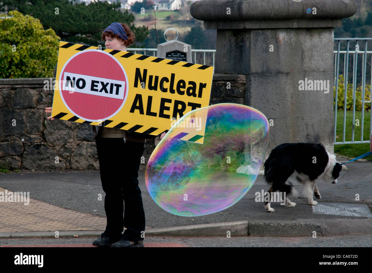 Menschen gegen das geplante Kernkraftwerk Wylfa B protest von Menai Hängebrücke Anglesey am 11. März 2012 den ersten Jahrestag der Katastrophe von Fukushima mit Unterstützung der CND Cymru walisischen Sprache Gesellschaft Greenpeace und Bangor und Ynys Mon Friedensgruppe Stockfoto