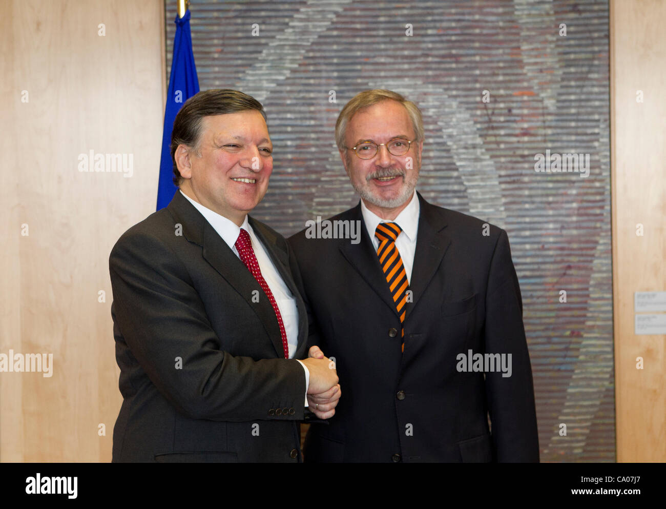Werner Hoyer, Präsident der Europäischen Investitionsbank (links) Präsident der Europäischen Kommission, Barroso begrüßt vor kurzem ernannt. Werner Hoyer werden dem siebten Präsidenten der EIB, seit der Gründung im Jahr 1958. Er ist Nachfolger von Philippe Maystadt, nach 12 Jahren verlässt Stockfoto